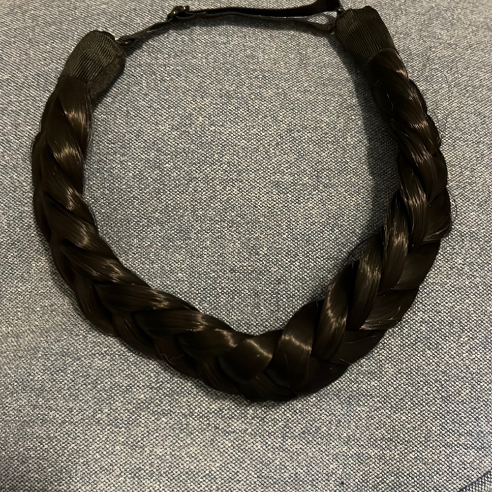 Madison Braids halo in natural black